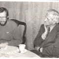 rok 1982r. mieszkanie dr Marii 
Ułasiewicz. od lewej: Stanisław Obertaniec i dr Paweł Juros.  